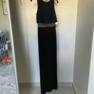 Sleeveless Long dress.
